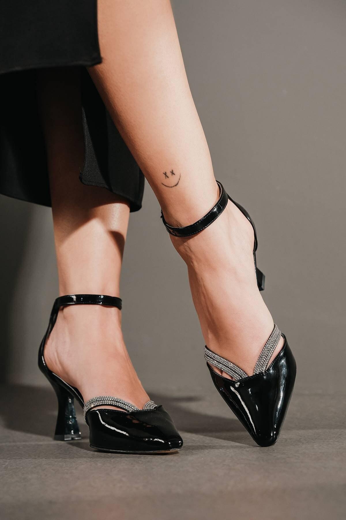 Women s Fashion Style Special Design Black Patent Leather Stone Detailed High Heel Shoes 36
Women s Fashion Style Special Design Black Patent Leather Stone Detailed High Heel Shoes 36