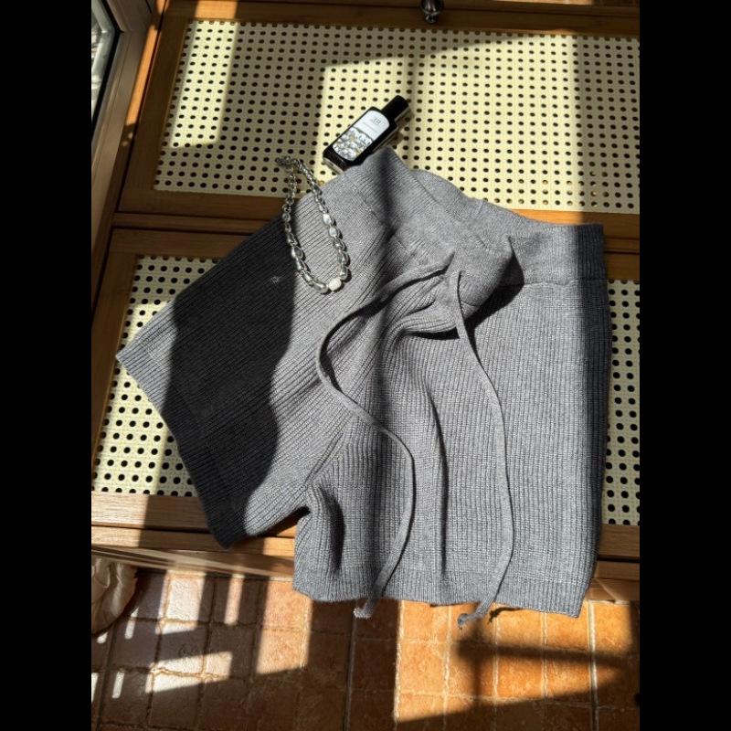 Chic Wool Knit Khaki Shorts for Women - Perfect for Autumn/Winter, Petite A-Line Wide-Leg Design, Hip-Hugging Fit. One Size светло-серый
Chic Wool Knit Khaki Shorts for Women - Perfect for Autumn/Winter, Petite A-Line Wide-Leg Design, Hip-Hugging Fit. One Size светло-серый