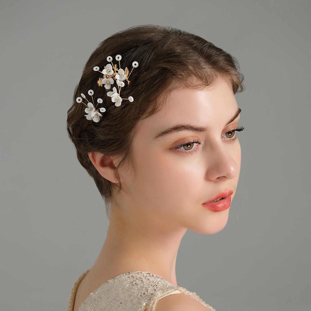 Retro Bridal Headwear: Pearl Rhinestone Comb Set with Handmade Ceramic Flower Hairpin
Retro Bridal Headwear: Pearl Rhinestone Comb Set with Handmade Ceramic Flower Hairpin