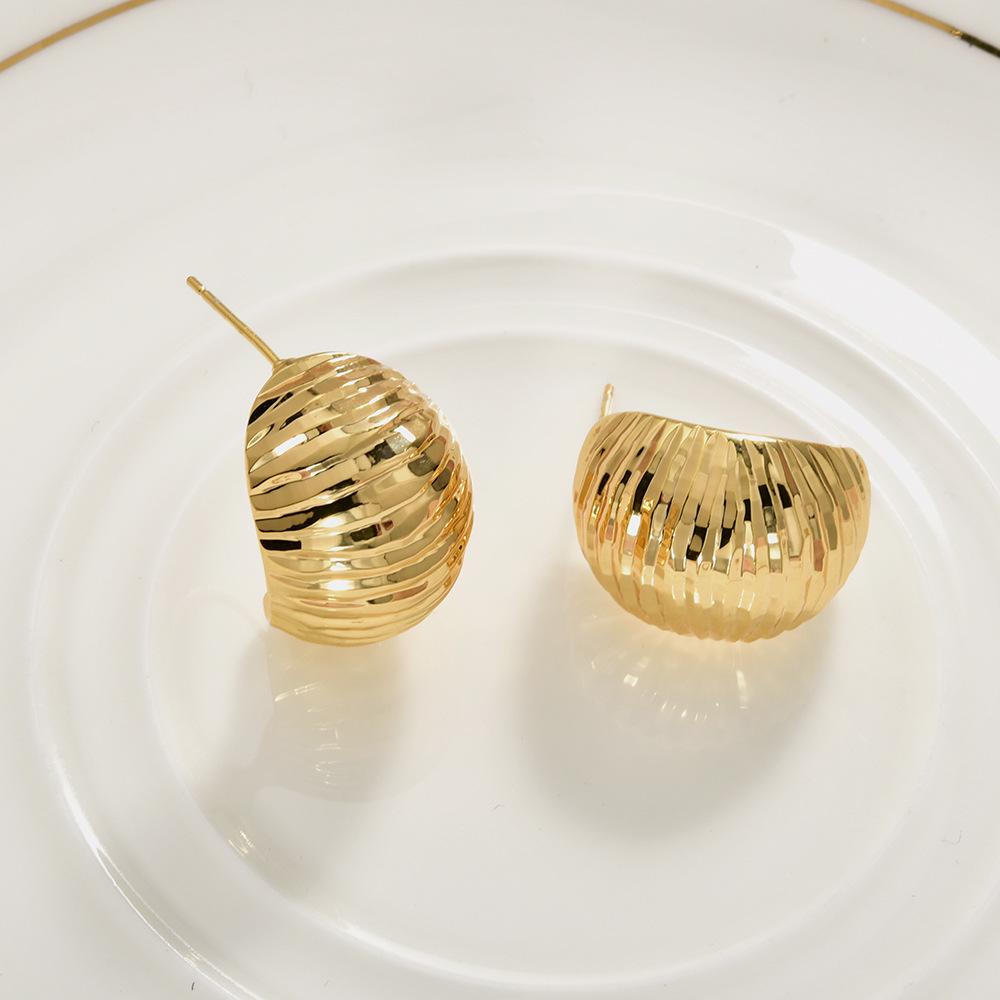 European Minimalist 18K Gold Plated C-Shape Stud Earrings Chunky Ribbed Dome Earrings for Women
European Minimalist 18K Gold Plated C-Shape Stud Earrings Chunky Ribbed Dome Earrings for Women