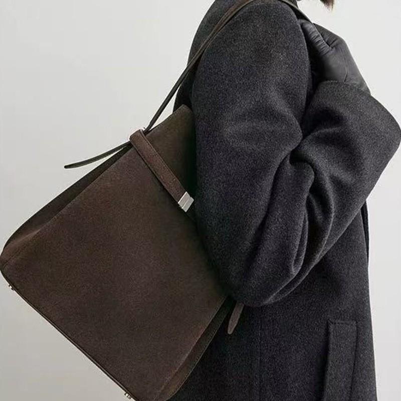 Large-capacity Single-shoulder Leather Bucket Bag Light Luxury High-end Simple Niche Wide Shoulder Strap Cross-body
Large-capacity Single-shoulder Leather Bucket Bag Light Luxury High-end Simple Niche Wide Shoulder Strap Cross-body