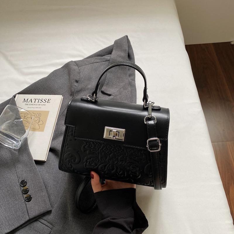 Portable fashion retro women s bag summer new simple fashion texture shoulder crossbody portable small square bag чорний
Portable fashion retro women s bag summer new simple fashion texture shoulder crossbody portable small square bag чорний