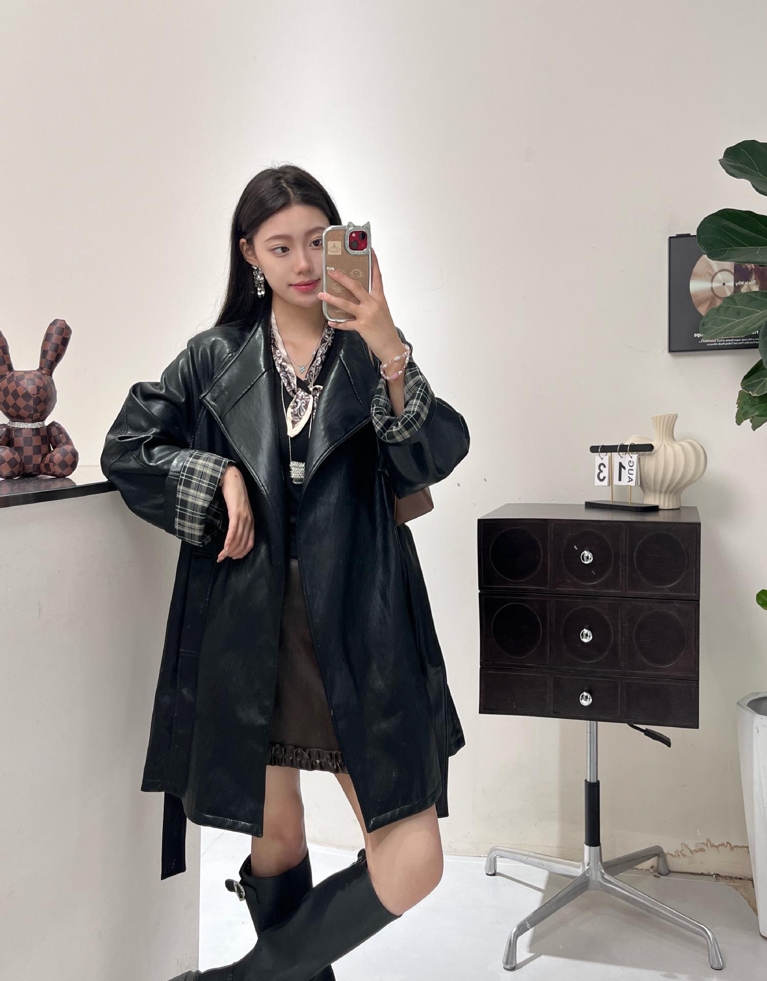 Минималистичный клетчатый кожаный тренч для женщин Medium чёрный
Минималистичный клетчатый кожаный тренч для женщин Medium чёрный