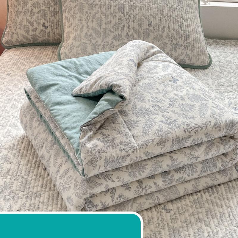 Double Layer Gauze Safe Summer Quilt Cooling Blanket Machine Washable Bedding Set Air Conditioning Cover Lightweight Gift Bedding 150*200cm
Double Layer Gauze Safe Summer Quilt Cooling Blanket Machine Washable Bedding Set Air Conditioning Cover Lightweight Gift Bedding 150*200cm