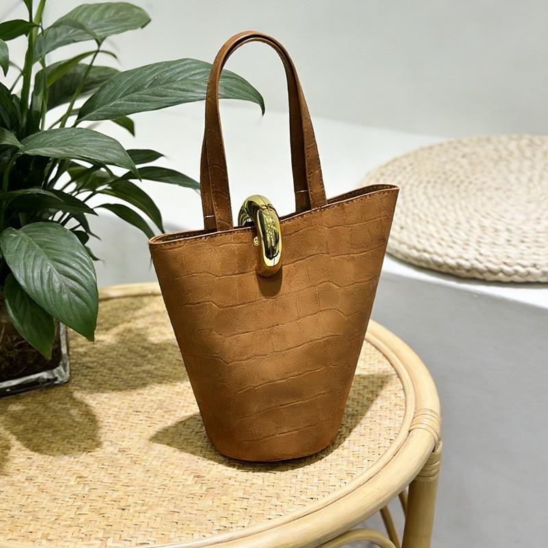 High-quality Cowhide Portable Bucket Bag 2026 Fashionable All-matching Light Luxury Niche Single-shoulder Cross-body Vegetable Basket Exquisite gift box packaging коричневий
High-quality Cowhide Portable Bucket Bag 2026 Fashionable All-matching Light Luxury Niche Single-shoulder Cross-body Vegetable Basket Exquisite gift box packaging коричневий