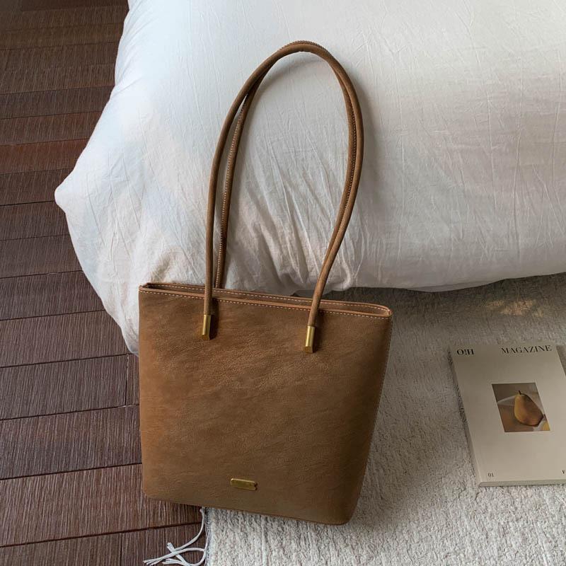 Large capacity bucket bag women s autumn new product armpit bag texture commuter shoulder bag casual women s bag
Large capacity bucket bag women s autumn new product armpit bag texture commuter shoulder bag casual women s bag