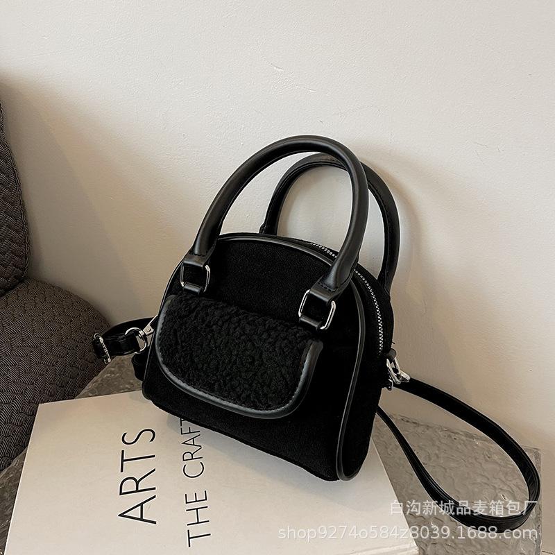 Fashion lamb wool portable shoulder bag wool bag 2025 autumn and winter new foreign style versatile messenger shell bag tide
Fashion lamb wool portable shoulder bag wool bag 2025 autumn and winter new foreign style versatile messenger shell bag tide
