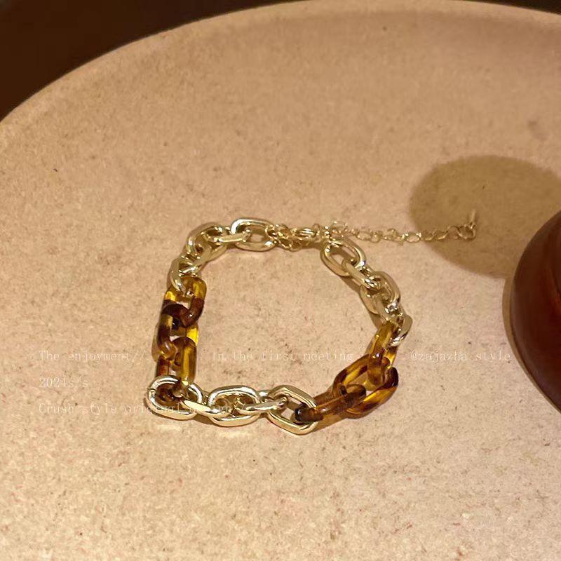 Contrasting Color Leopard Print Metal Splicing Bracelet Retro Light Luxury Niche Exquisite High-End Versatile Bracelet
Contrasting Color Leopard Print Metal Splicing Bracelet Retro Light Luxury Niche Exquisite High-End Versatile Bracelet