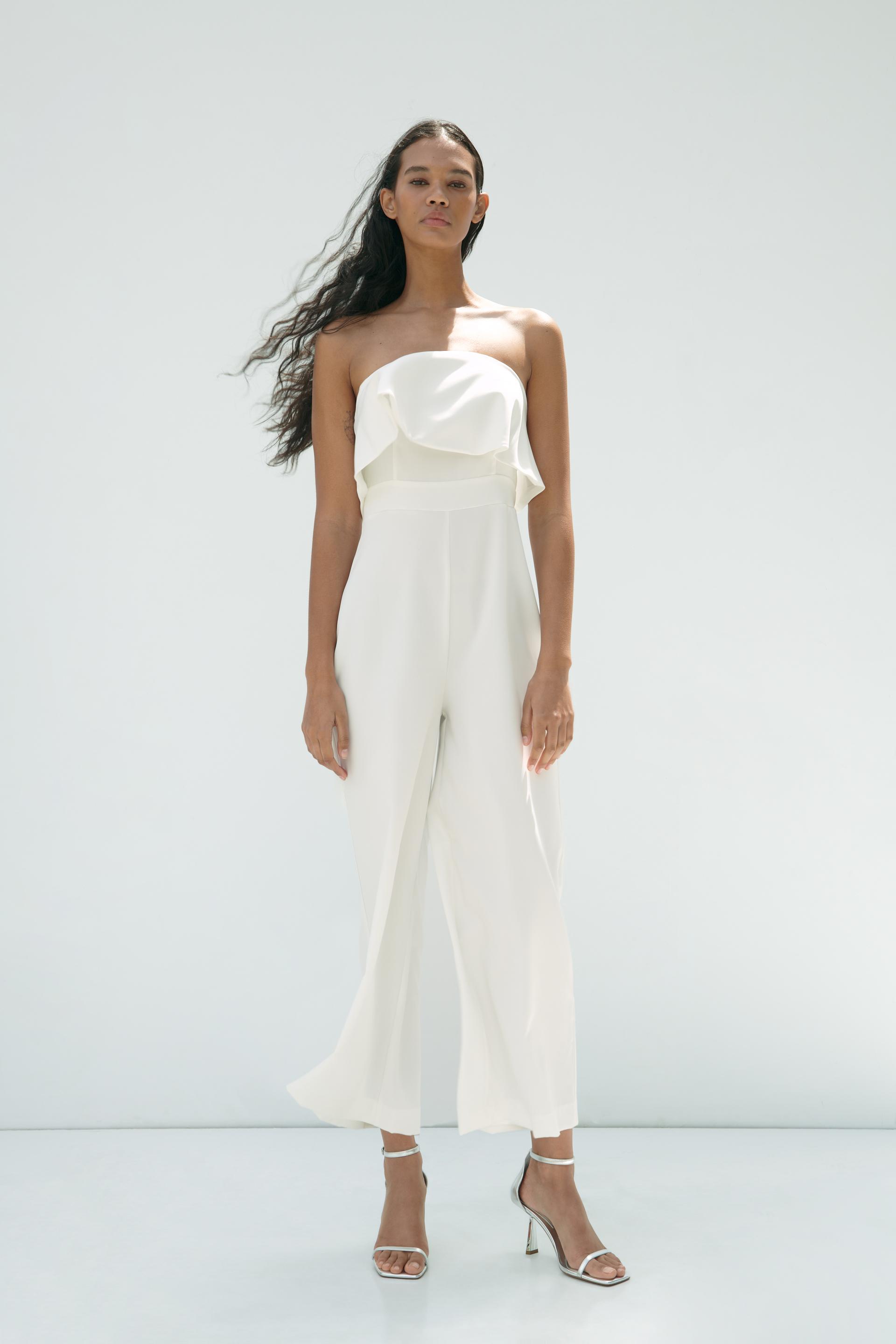 STRAIGHT NECK JUMPSUIT WITH LAYERED DETAIL
STRAIGHT NECK JUMPSUIT WITH LAYERED DETAIL
