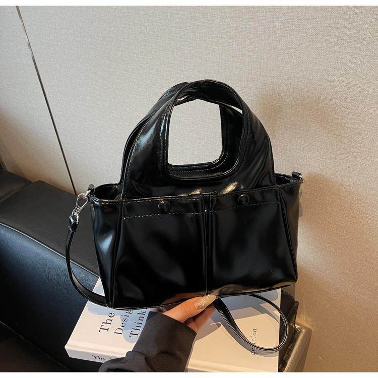Commuter large-capacity bag women s new spring and summer retro versatile shoulder bag college student tote bag чорний
Commuter large-capacity bag women s new spring and summer retro versatile shoulder bag college student tote bag чорний