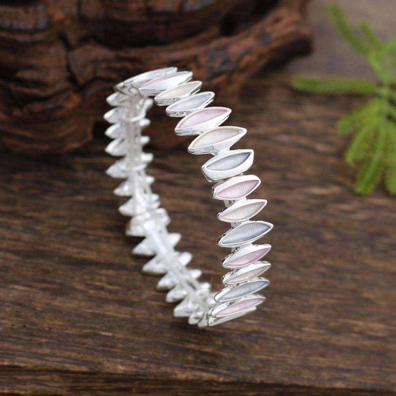 Новый эмалевый цвет, эластичный браслет с лепестками неправильной формы, женский модный высококлассный геометрический браслет с цветком
Новый эмалевый цвет, эластичный браслет с лепестками неправильной формы, женский модный высококлассный геометрический браслет с цветком