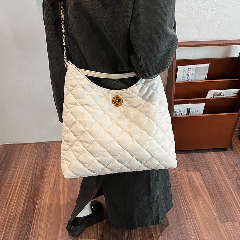 Xiaoxiangfeng rhombus chain bag women s 2025 new armpit bag portable messenger bag small bag 36*11*35
Xiaoxiangfeng rhombus chain bag women s 2025 new armpit bag portable messenger bag small bag 36*11*35