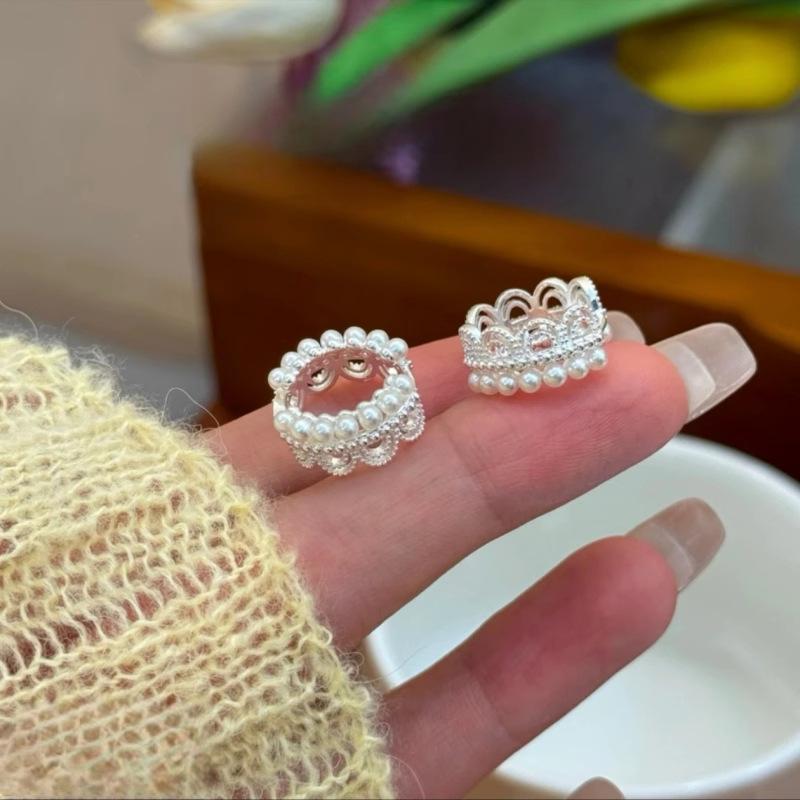 Pearl Crown Lace Ear Buckles Vintage Court Earrings Niche Premium Temperament Commuter Earrings
Pearl Crown Lace Ear Buckles Vintage Court Earrings Niche Premium Temperament Commuter Earrings