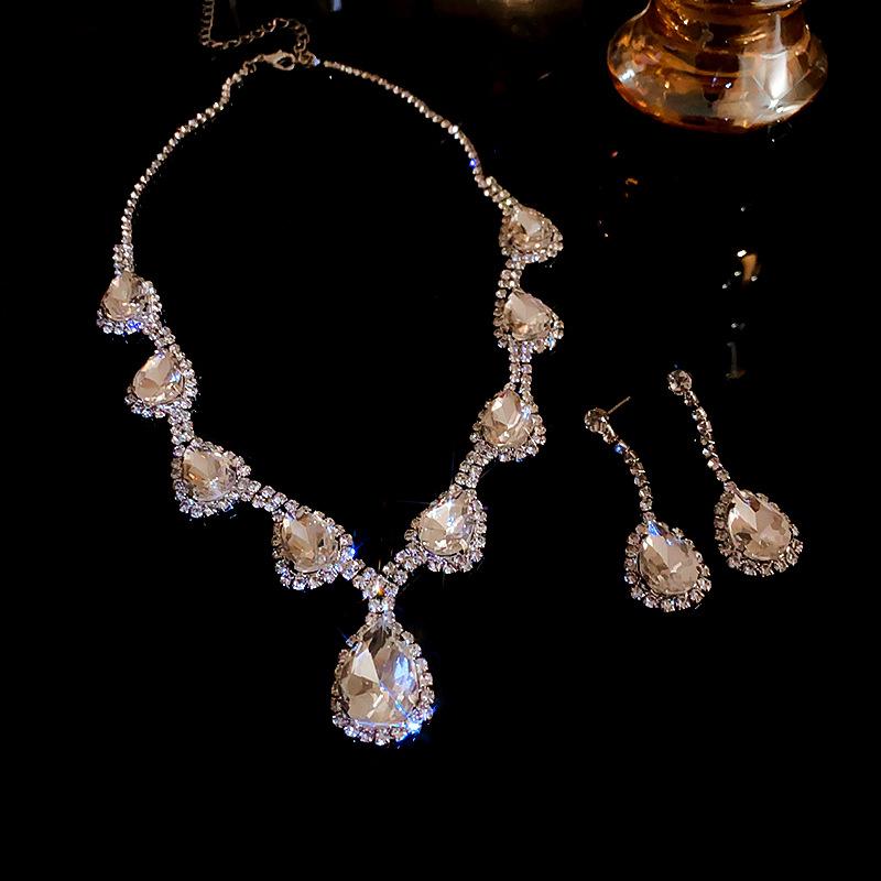 Diamond water drop geometric necklace earrings set light luxury temperament collarbone chain fashionable versatile high-end jewelry
Diamond water drop geometric necklace earrings set light luxury temperament collarbone chain fashionable versatile high-end jewelry