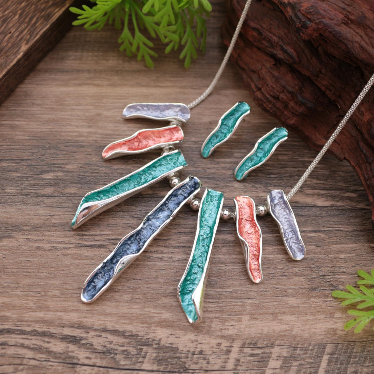 New enamel geometric line stud earrings necklace set, women s exaggerated high-end line neck chain
New enamel geometric line stud earrings necklace set, women s exaggerated high-end line neck chain