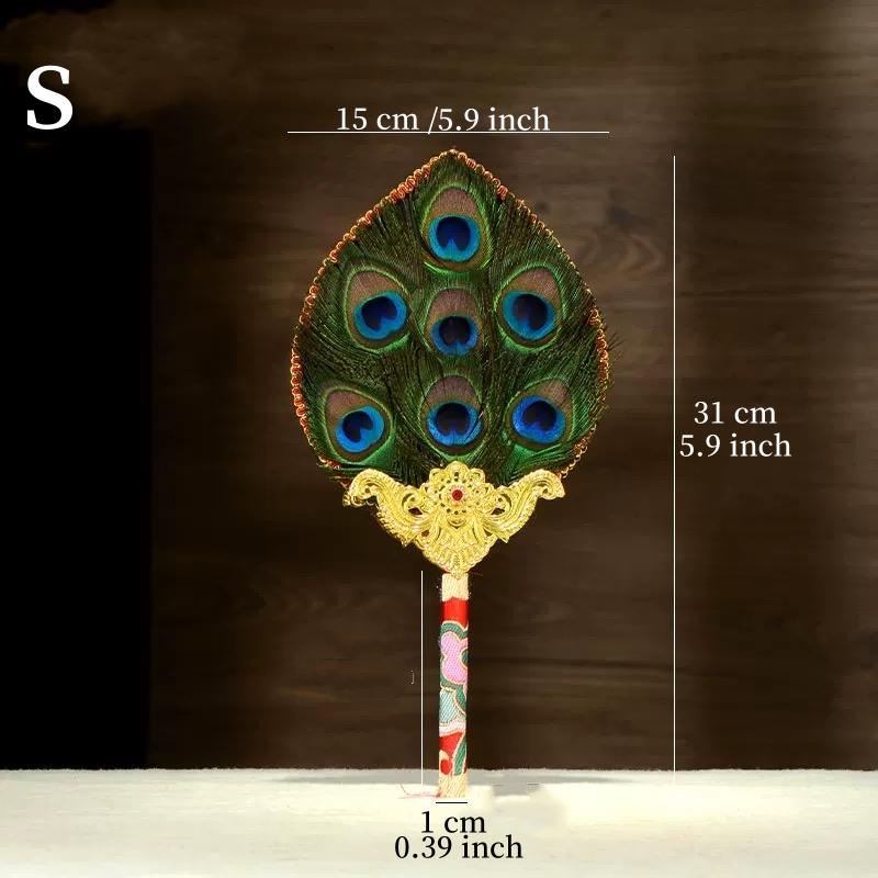 Nepal Wamba Pot Decoration Buddhism Peacock Eye Exquisite Feather Satin Bumba Hand Fan Desktop Buddhist Tibetan Religious Item
Nepal Wamba Pot Decoration Buddhism Peacock Eye Exquisite Feather Satin Bumba Hand Fan Desktop Buddhist Tibetan Religious Item