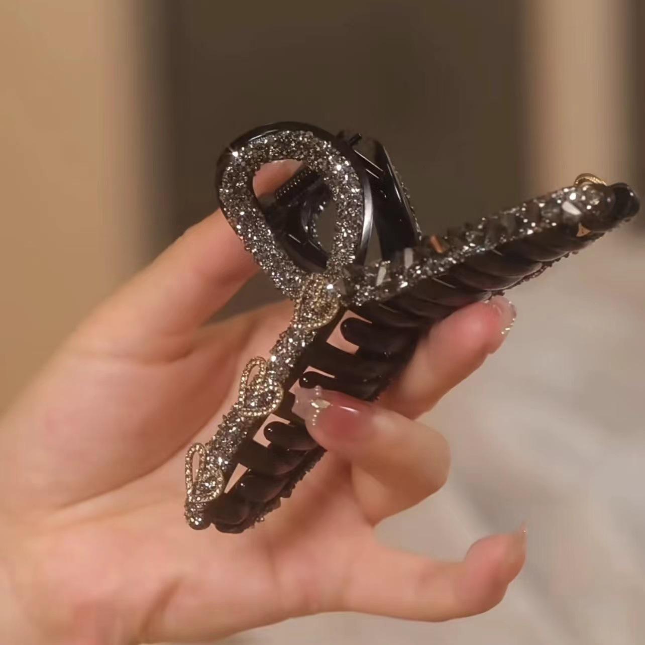 Korean Style Acrylic Heart Shark Clip for Thick Hair - Light Luxury Hair Accessory
Korean Style Acrylic Heart Shark Clip for Thick Hair - Light Luxury Hair Accessory