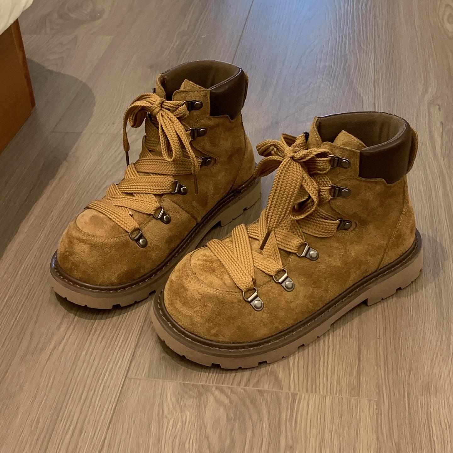 Martin boots women s 2025 new autumn lace-up retro versatile and thin thick-soled heightening high-top short boots rhubarb boots 40
Martin boots women s 2025 new autumn lace-up retro versatile and thin thick-soled heightening high-top short boots rhubarb boots 40