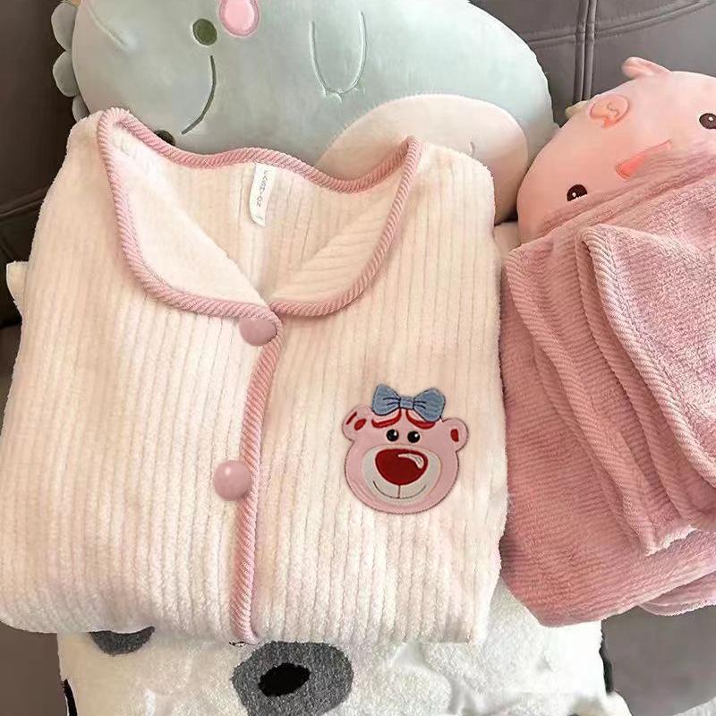 A Bao Xi Winter Coral Fleece Pajama Set: Girlish Student Cardigan with Cartoon Flannel, Suitable for Outdoor Wear. XL-2XL
A Bao Xi Winter Coral Fleece Pajama Set: Girlish Student Cardigan with Cartoon Flannel, Suitable for Outdoor Wear. XL-2XL