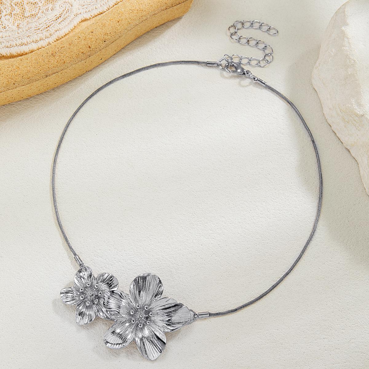 Fashionable and elegant three-dimensional flower alloy necklace, simple and versatile, thin chain flower coker short necklace
Fashionable and elegant three-dimensional flower alloy necklace, simple and versatile, thin chain flower coker short necklace