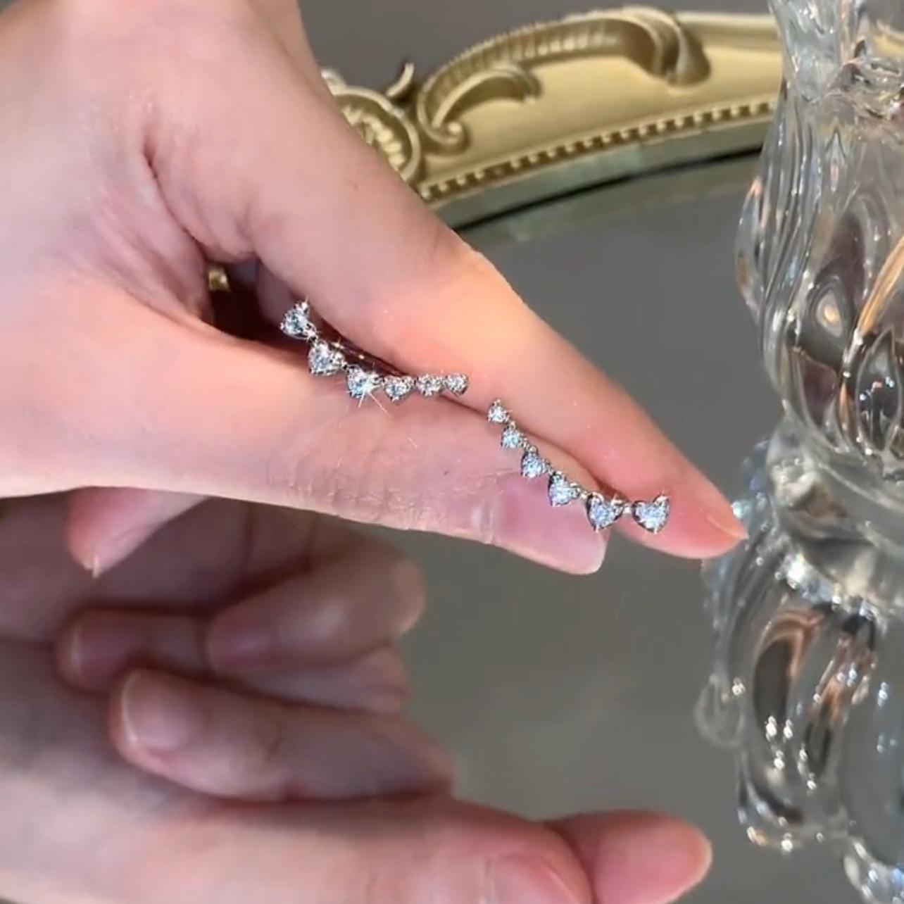 Zircon curved love earrings light luxury niche design ear hook high-end temperament elegant versatile exquisite earrings
Zircon curved love earrings light luxury niche design ear hook high-end temperament elegant versatile exquisite earrings