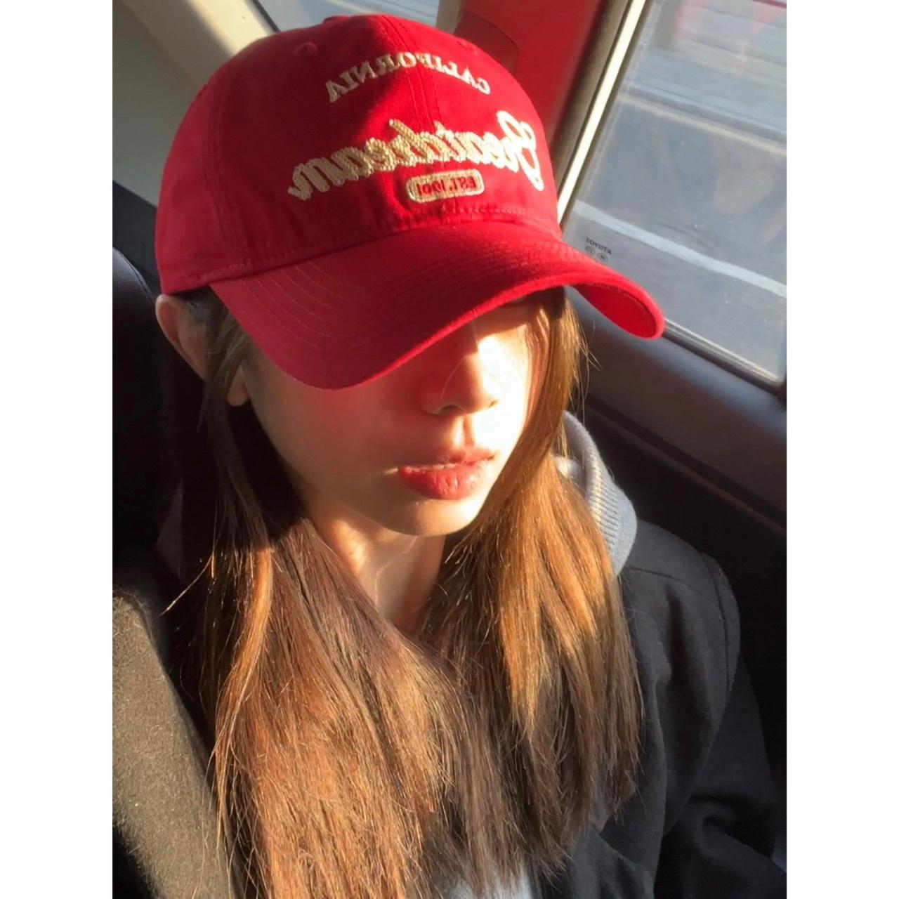 New Embroidered Letters Solid Color Soft Top Baseball Cap for Women Digital Fashion Sun Visor Couples Showing Their Faces M(56-58cm)
New Embroidered Letters Solid Color Soft Top Baseball Cap for Women Digital Fashion Sun Visor Couples Showing Their Faces M(56-58cm)