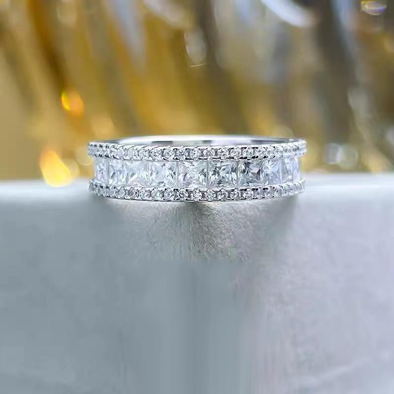 Lulu Tong 2022 Серебряное кольцо 925 пробы с бриллиантом огранки «принцесса» с микро-паве Size 8 белый
Lulu Tong 2022 Серебряное кольцо 925 пробы с бриллиантом огранки «принцесса» с микро-паве Size 8 белый