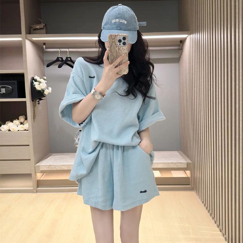 Летний женский спортивный вафельный комплект с вышивкой 2025: Минималистичный корейский комплект с коротким рукавом и шортами M озеро синий
Летний женский спортивный вафельный комплект с вышивкой 2025: Минималистичный корейский комплект с коротким рукавом и шортами M озеро синий