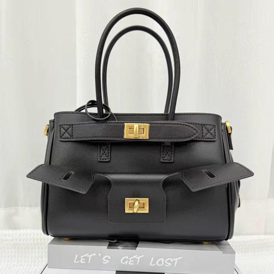 2025 New High Quality Neutral Hot Girl Motorcycle Bag Fashion Versatile Commuter Women s Bag Lock Tote Wing Bag 24x11x18cm
2025 New High Quality Neutral Hot Girl Motorcycle Bag Fashion Versatile Commuter Women s Bag Lock Tote Wing Bag 24x11x18cm