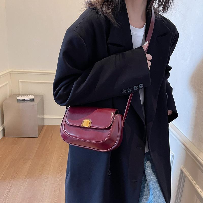 Women s bag niche high-end retro red bag 2025 new simple small square bag versatile shoulder messenger bag 22*6*14 чёрный
Women s bag niche high-end retro red bag 2025 new simple small square bag versatile shoulder messenger bag 22*6*14 чёрный