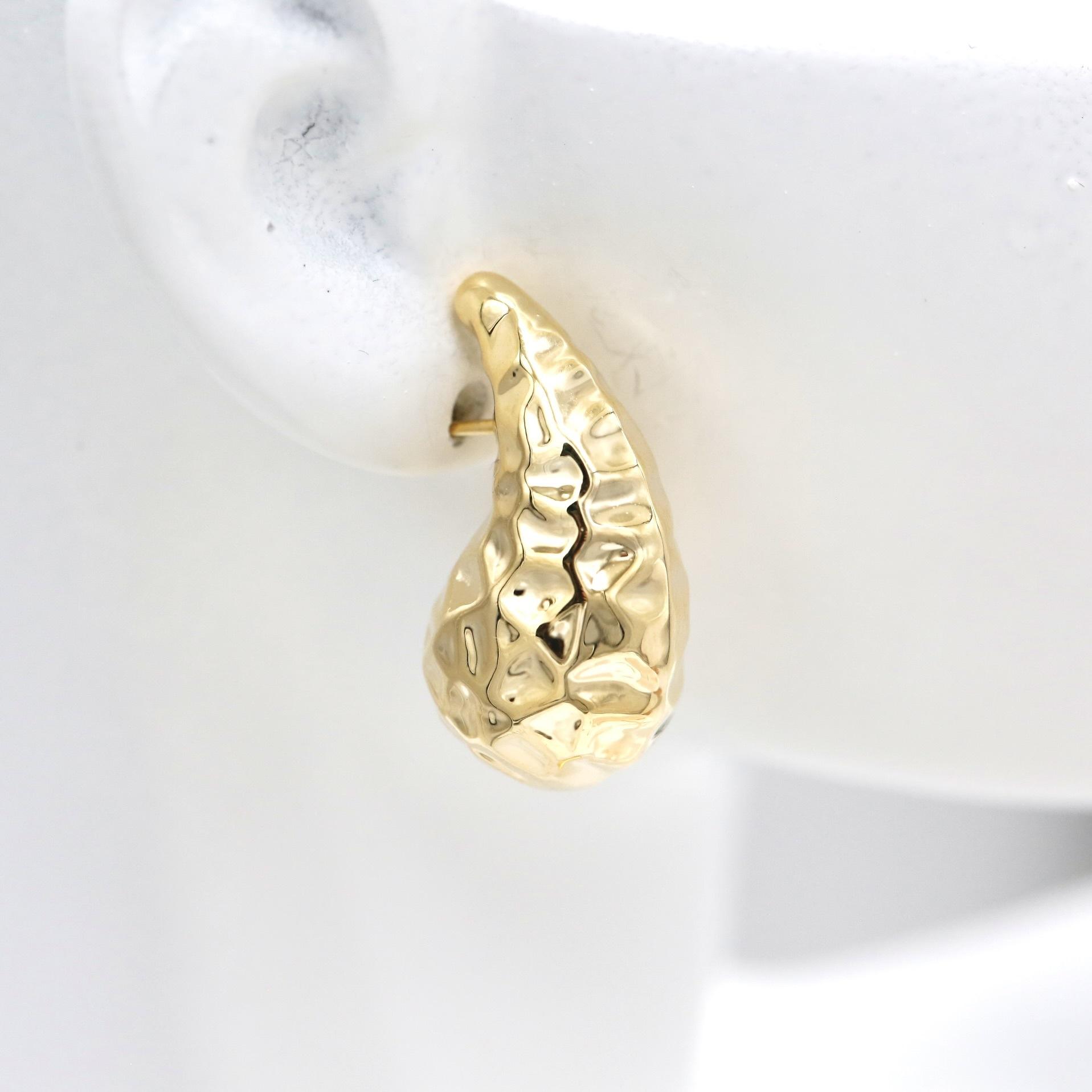 Hollow Wave Pattern Water Drop Earrings Lightweight Textured Metal Design Comfortable Fit for Daily Wear and Special Occasions One Size
Hollow Wave Pattern Water Drop Earrings Lightweight Textured Metal Design Comfortable Fit for Daily Wear and Special Occasions One Size