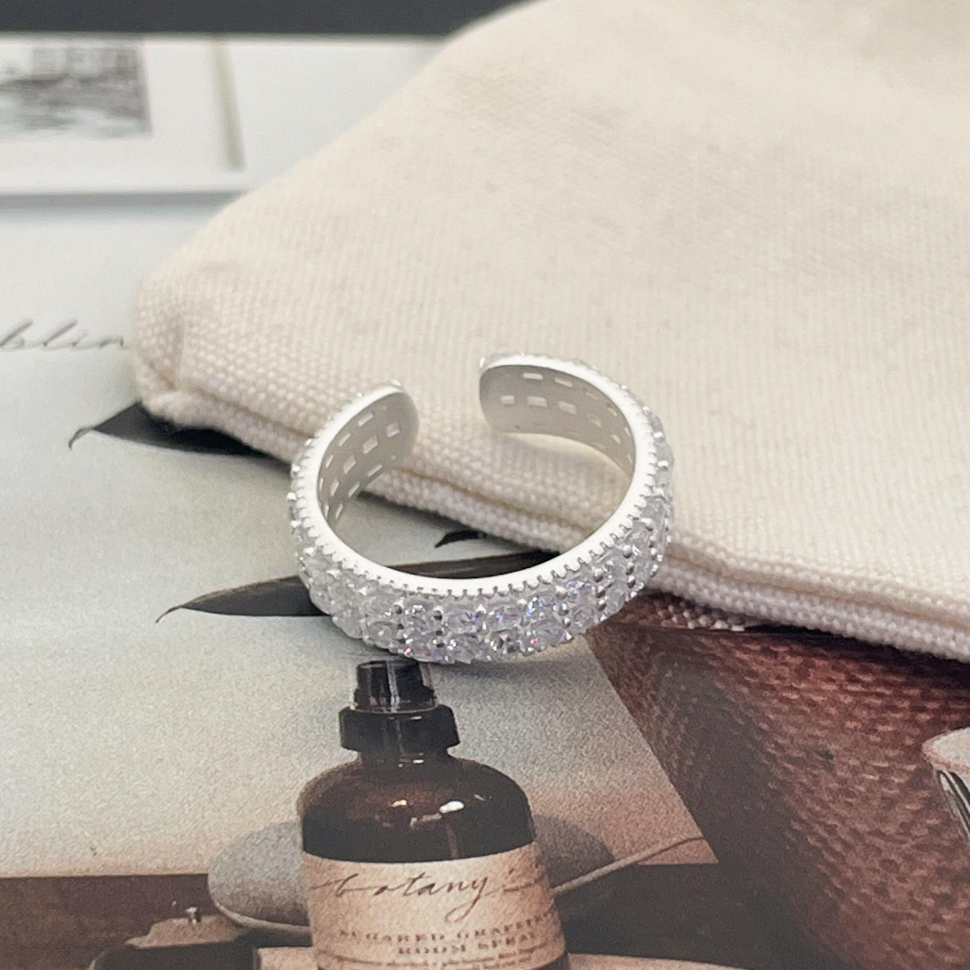 Women s Double Row Diamond Ring: Sandblasted Matte, Open Adjustable Design, Fashionable High-End Daily Style Adjustable Open Design
Women s Double Row Diamond Ring: Sandblasted Matte, Open Adjustable Design, Fashionable High-End Daily Style Adjustable Open Design