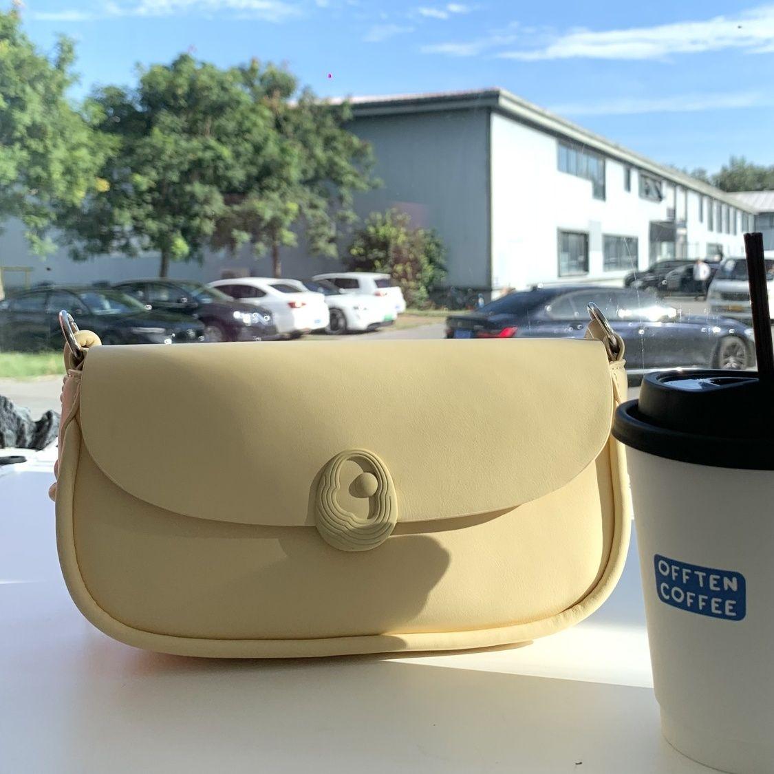 Sweet Cute Yellow Lock Handbag Women Solid Color Leather Large Capacity Shoulder Bag Ladies Daily Casual Versatile Underarm Bags 25x14x6.5cm
Sweet Cute Yellow Lock Handbag Women Solid Color Leather Large Capacity Shoulder Bag Ladies Daily Casual Versatile Underarm Bags 25x14x6.5cm
