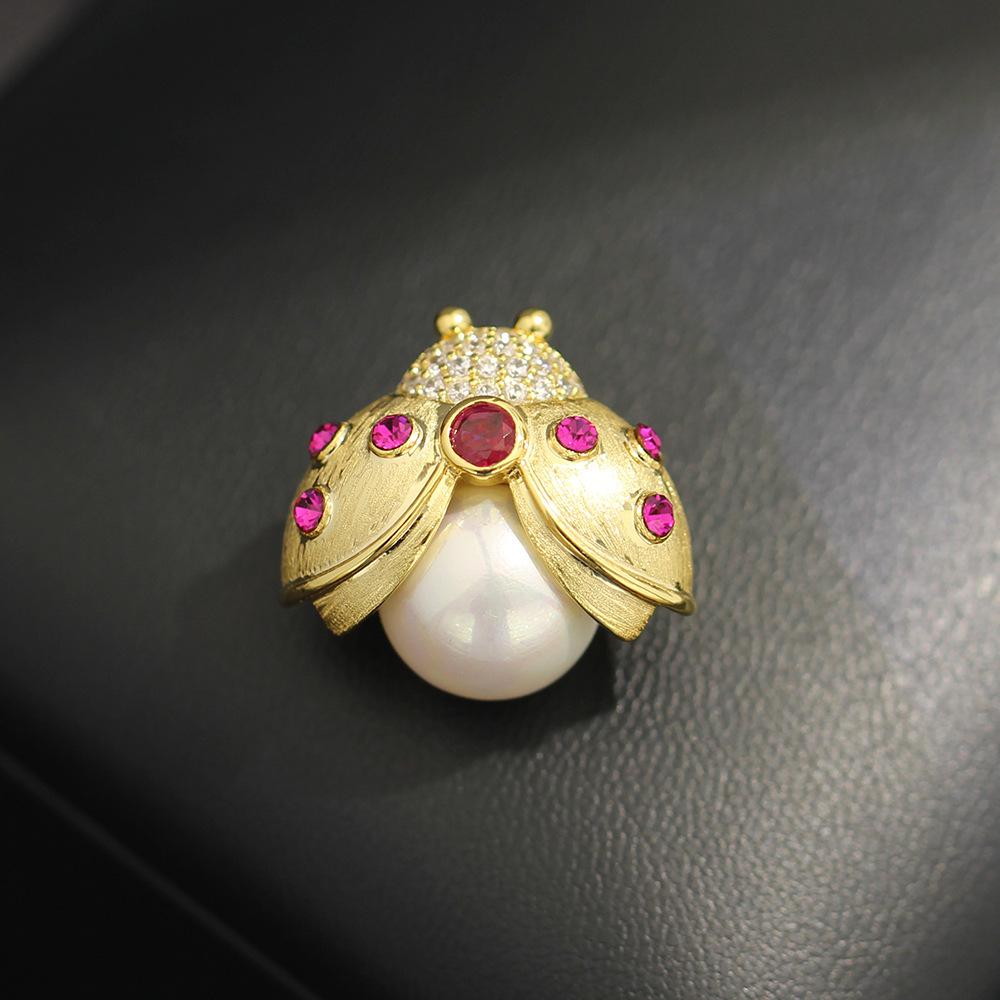 High-End Niche Micro-Inlaid Zircon Red Green Ladybug Pin Imitation Pearl Insect Animal Small Collar Pin Male And Female Brooch
High-End Niche Micro-Inlaid Zircon Red Green Ladybug Pin Imitation Pearl Insect Animal Small Collar Pin Male And Female Brooch