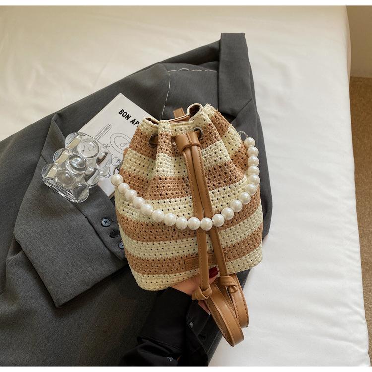 Жемчужная портативная плетеная маленькая сумка женская новая ins сумка-ведро на кулиске через плечо с одним плечевым ремнем плетеная из соломы сумка-рюкзак хаки
Жемчужная портативная плетеная маленькая сумка женская новая ins сумка-ведро на кулиске через плечо с одним плечевым ремнем плетеная из соломы сумка-рюкзак хаки