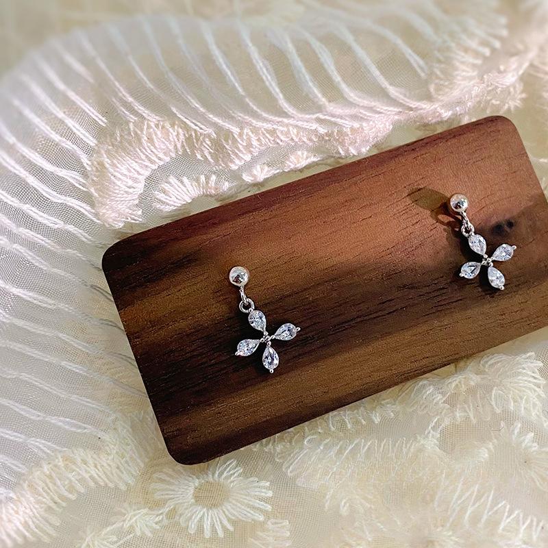 Маленькие серьги-цветочки с четырьмя листочками для женщин, милые, легкие и роскошные, изысканные летние новые серьги
Маленькие серьги-цветочки с четырьмя листочками для женщин, милые, легкие и роскошные, изысканные летние новые серьги