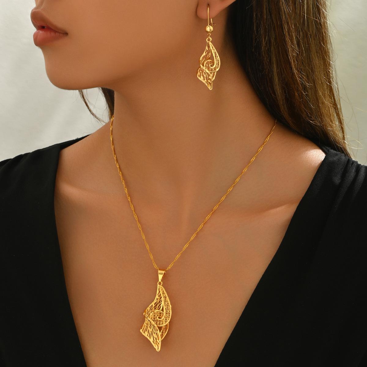 Новый набор украшений для Ближнего Востока 2025 года Женская длинная цепочка на ключицу с 18-каратным гальваническим золотым покрытием, универсальные серьги
Новый набор украшений для Ближнего Востока 2025 года Женская длинная цепочка на ключицу с 18-каратным гальваническим золотым покрытием, универсальные серьги