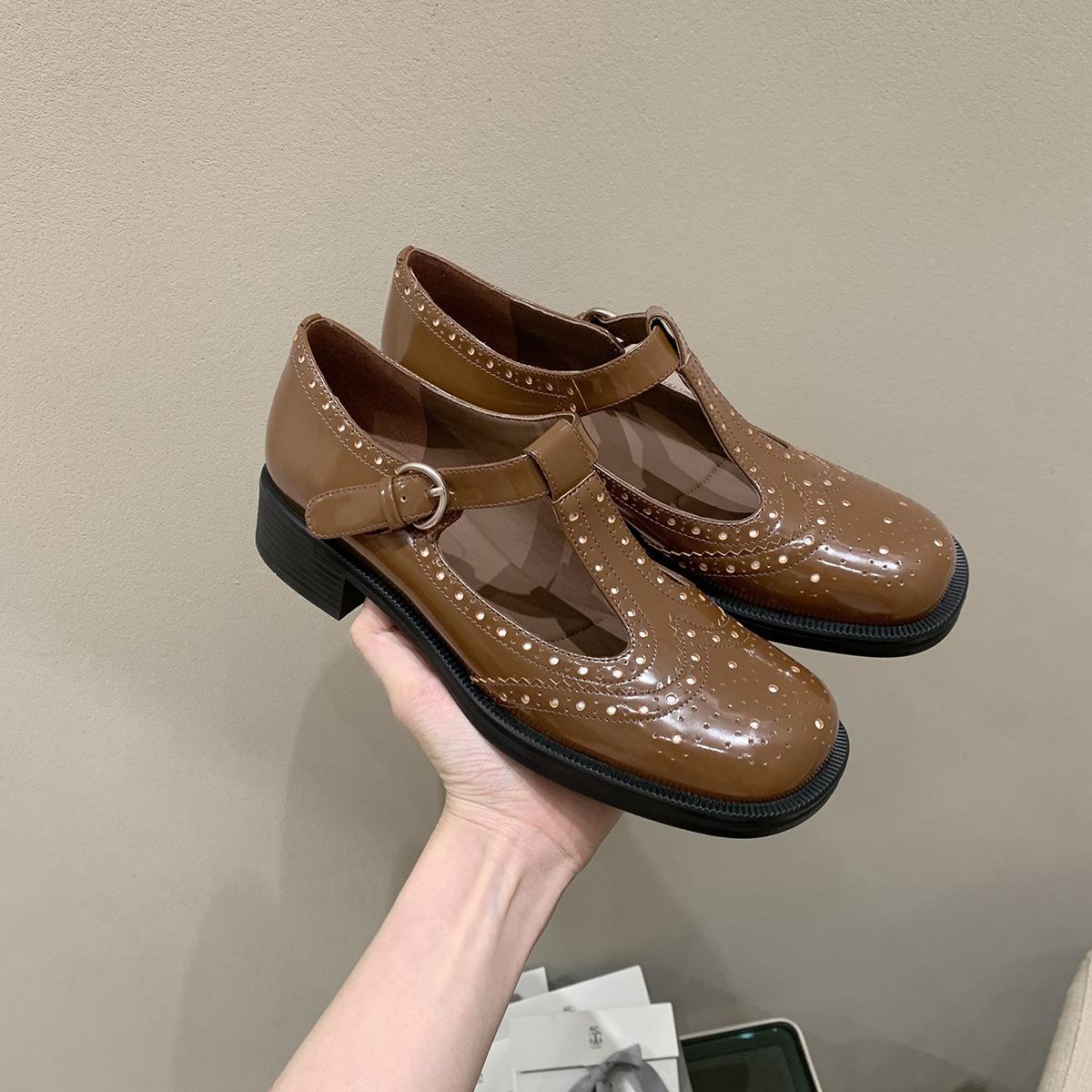Whole cowhide~ Grape mother leather heightening thick heel Block engraved T-band British style Mary Jane small leather shoes women 34
Whole cowhide~ Grape mother leather heightening thick heel Block engraved T-band British style Mary Jane small leather shoes women 34