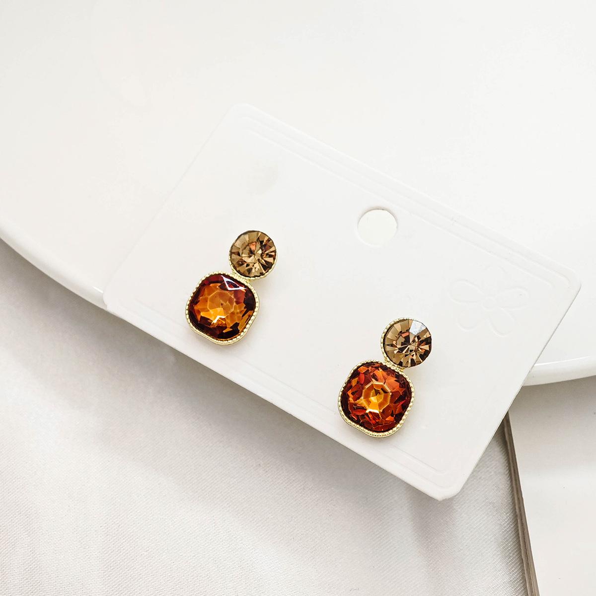 Квадратные женские серьги Meralad — элегантный и универсальный дизайн кофейный
Квадратные женские серьги Meralad — элегантный и универсальный дизайн кофейный