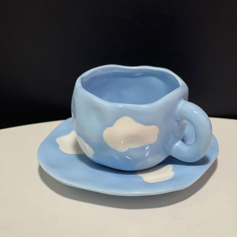 Расписанная вручную кофейная кружка с блюдцем и изображением голубого неба и белых облаков. Керамическая чашка для чая ручной работы с блюдцем. Прекрасный подарок. Необычная кофейная кружка. 250ml
Расписанная вручную кофейная кружка с блюдцем и изображением голубого неба и белых облаков. Керамическая чашка для чая ручной работы с блюдцем. Прекрасный подарок. Необычная кофейная кружка. 250ml