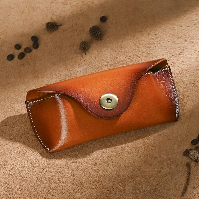 Antique and Trendy Handmade Retro Sunglasses Case, Top Layer Cowhide Glasses Waist Bag, Vegetable Tanned Leather Magnetic Buckle Glasses Bag коричневий
Antique and Trendy Handmade Retro Sunglasses Case, Top Layer Cowhide Glasses Waist Bag, Vegetable Tanned Leather Magnetic Buckle Glasses Bag коричневий