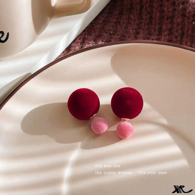 Plum Bubbles, New Atmosphere French Retro Flocking Ball Contrasting Earrings Women, High-End Niche Temperament бордовий
Plum Bubbles, New Atmosphere French Retro Flocking Ball Contrasting Earrings Women, High-End Niche Temperament бордовий