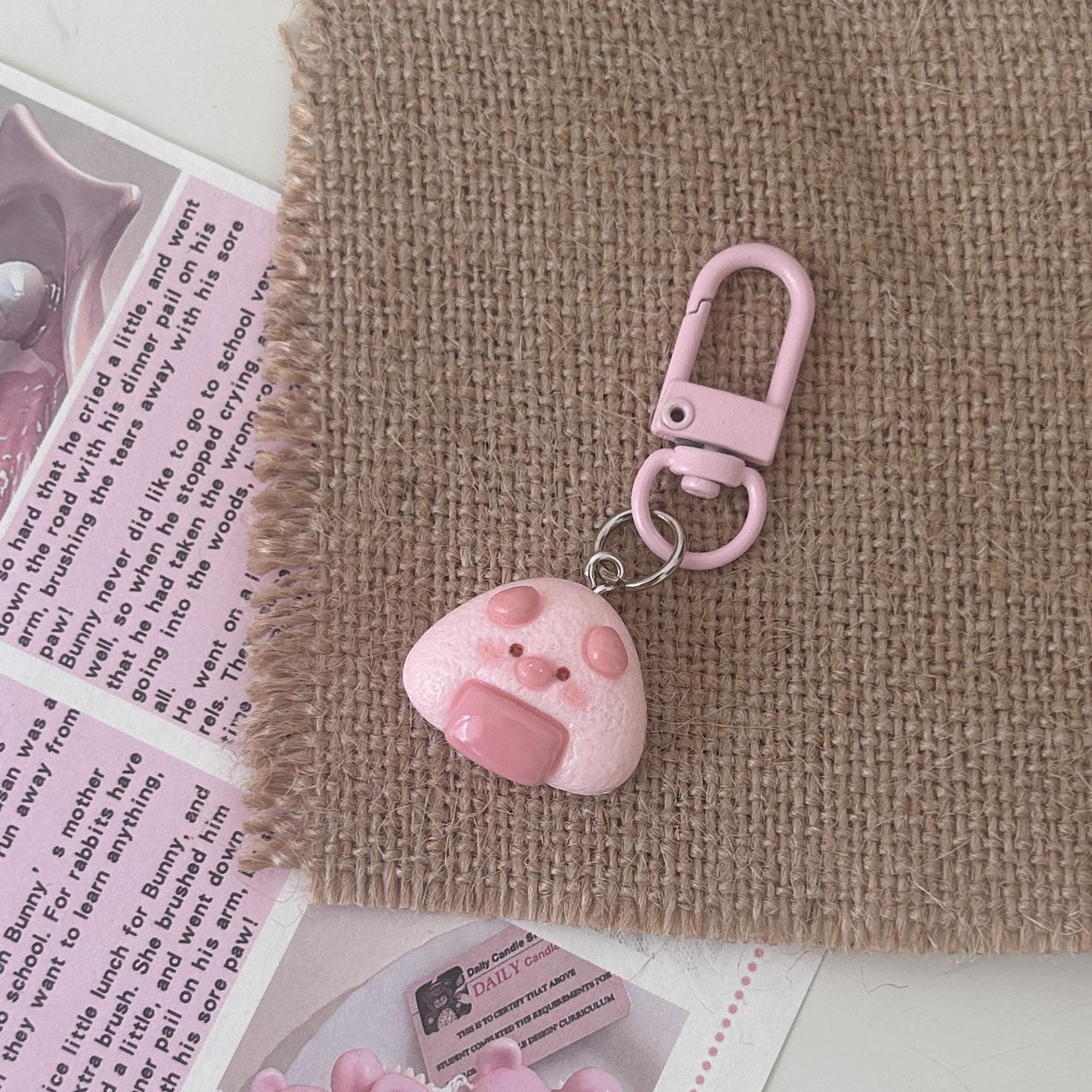 Брелок в виде рисового шарика-треугольника с поросенком - Милый кулон нежно-розового цвета для рюкзака, подарки для пар и лучших друзей
Брелок в виде рисового шарика-треугольника с поросенком - Милый кулон нежно-розового цвета для рюкзака, подарки для пар и лучших друзей