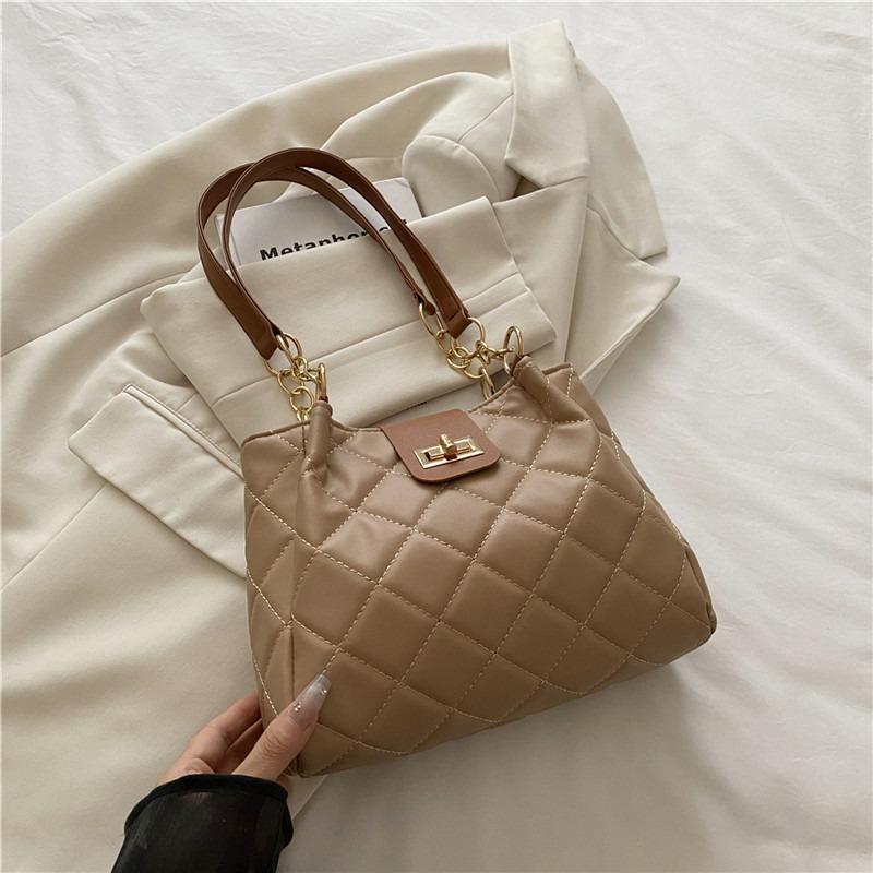 Сегодняшняя популярная сумка-тоут весна-лето новая персонализированная дизайнерская сумка с ромбовидным контрастным цветом, модная универсальная сумка-ведро на цепочке хаки
Сегодняшняя популярная сумка-тоут весна-лето новая персонализированная дизайнерская сумка с ромбовидным контрастным цветом, модная универсальная сумка-ведро на цепочке хаки