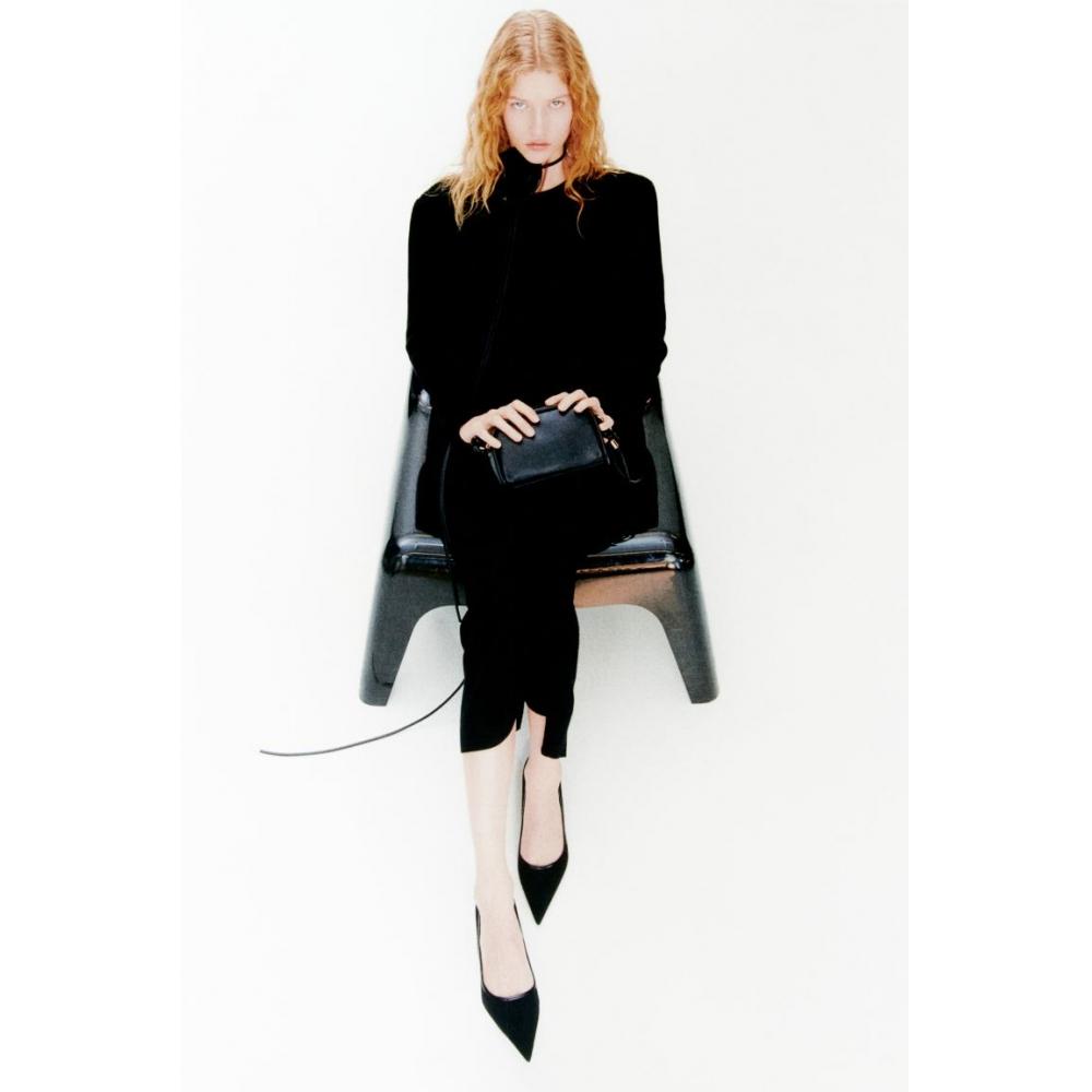 Свитер с подплечниками HM черный
Свитер с подплечниками HM черный