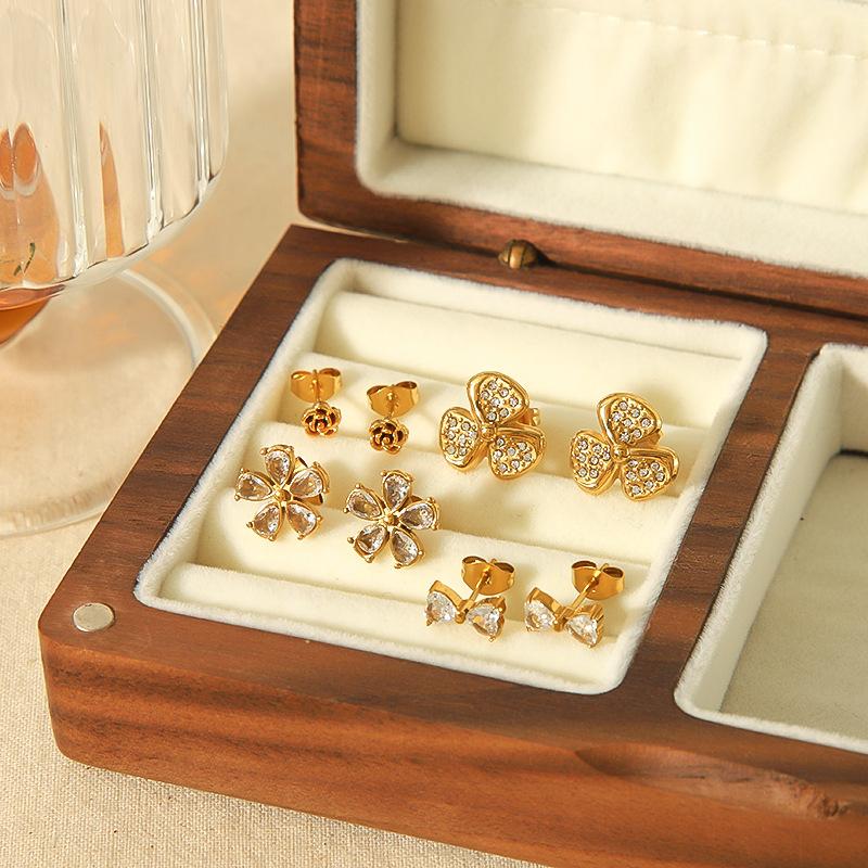 The same light luxury flower stud earrings 18k gold stainless steel earrings fashionable simple petal earrings
The same light luxury flower stud earrings 18k gold stainless steel earrings fashionable simple petal earrings