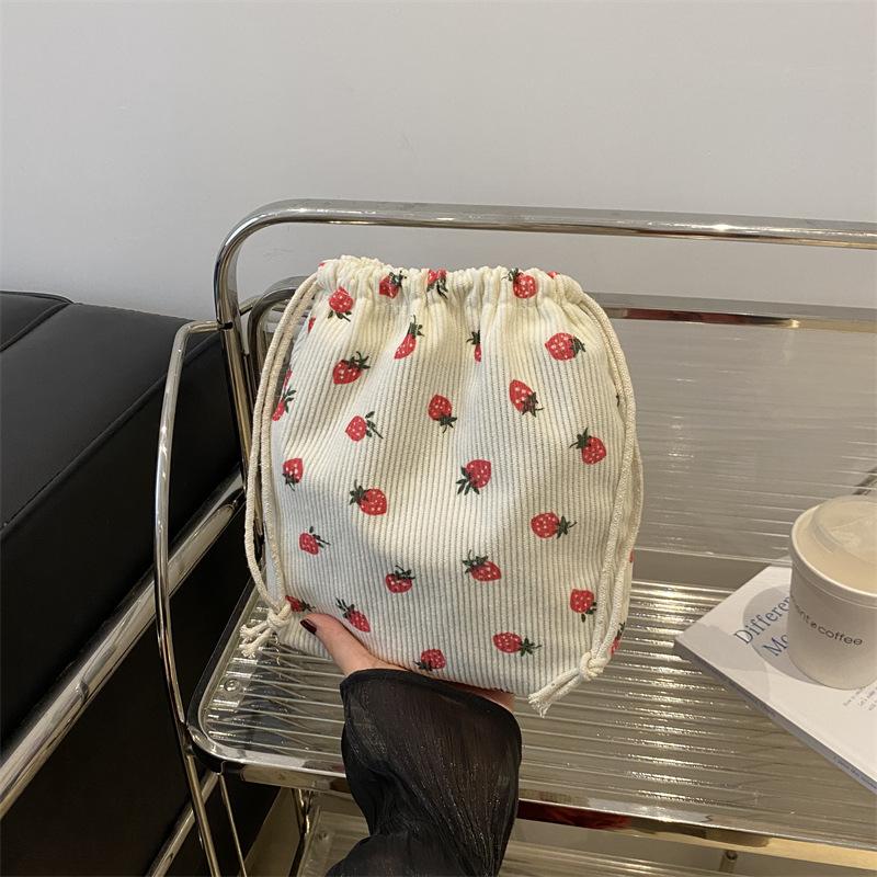 Fashion printed cute strawberry mini bucket bag 2025 new summer versatile shoulder messenger bag чорний
Fashion printed cute strawberry mini bucket bag 2025 new summer versatile shoulder messenger bag чорний