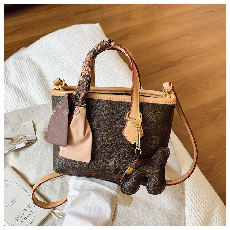 2025 new retro printed handbag large-capacity commuter vegetable basket bag light luxury versatile messenger bag shoulder bag
2025 new retro printed handbag large-capacity commuter vegetable basket bag light luxury versatile messenger bag shoulder bag