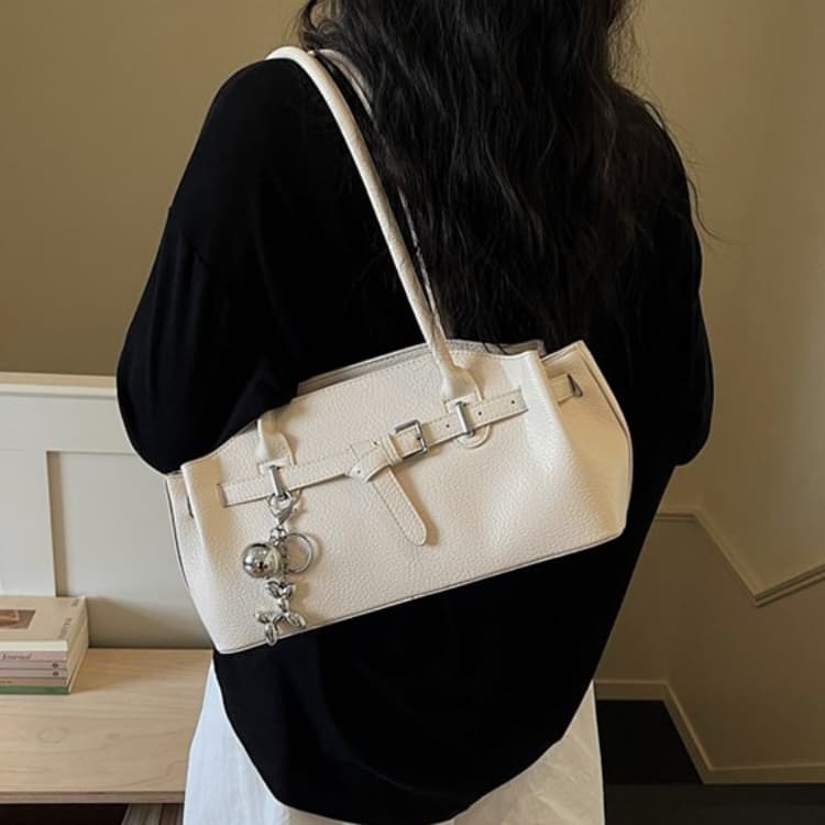 Belt buckle pendant armpit bag women s shoulder messenger bag off білий колір
Belt buckle pendant armpit bag women s shoulder messenger bag off білий колір