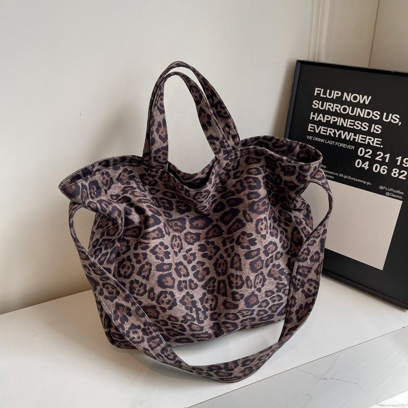 Trendy Leopard Print Tote Bag Large Capacity Shoulder Bag For Women Stylish Casual Zipper Handbag Versatile Daily Shopping Bag 47x15x33cm сірий
Trendy Leopard Print Tote Bag Large Capacity Shoulder Bag For Women Stylish Casual Zipper Handbag Versatile Daily Shopping Bag 47x15x33cm сірий